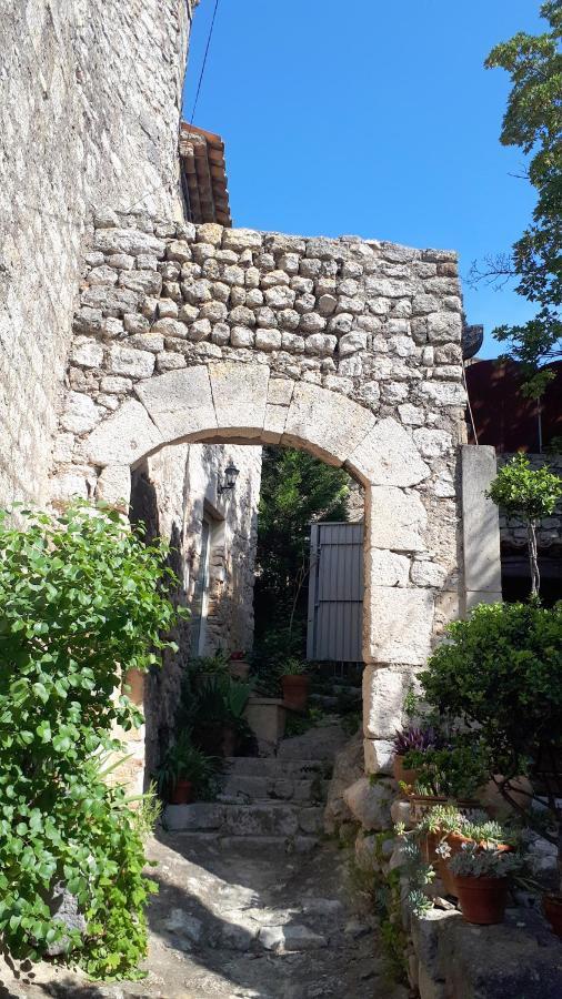 La Garde Adhemar, L'Escalier Medieval Exterior foto