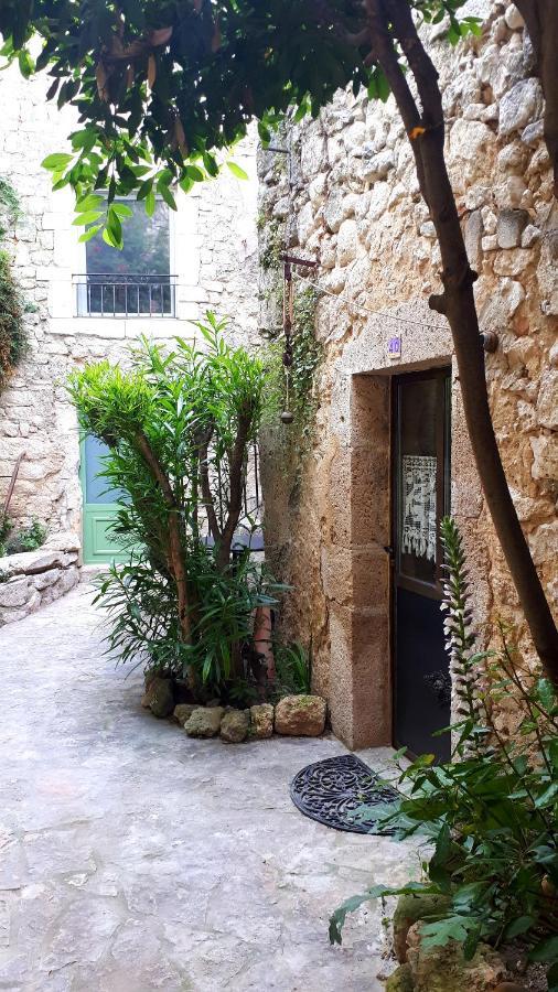 La Garde Adhemar, L'Escalier Medieval Exterior foto